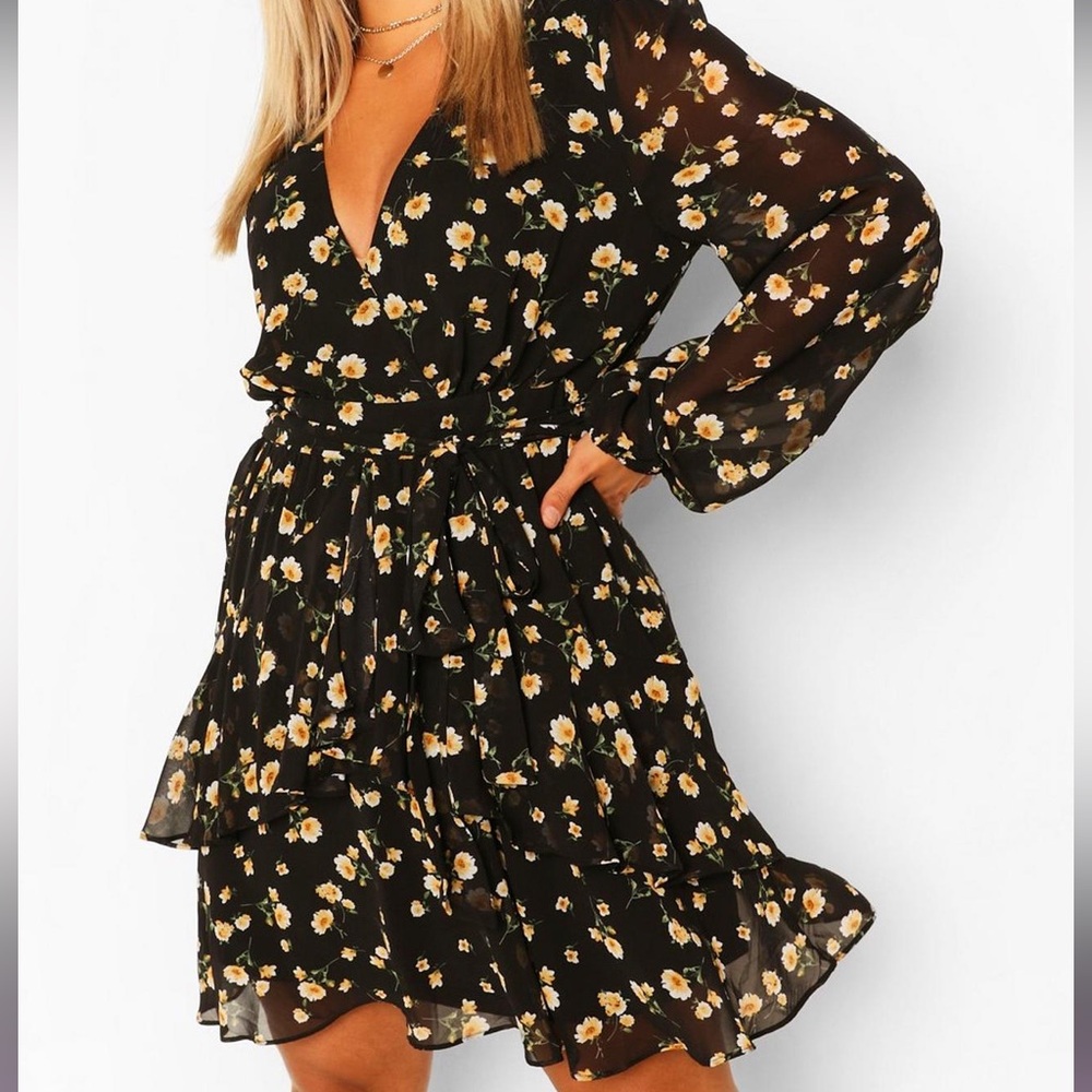 NWT boohoo Ruffle hem floral mini dress size 16